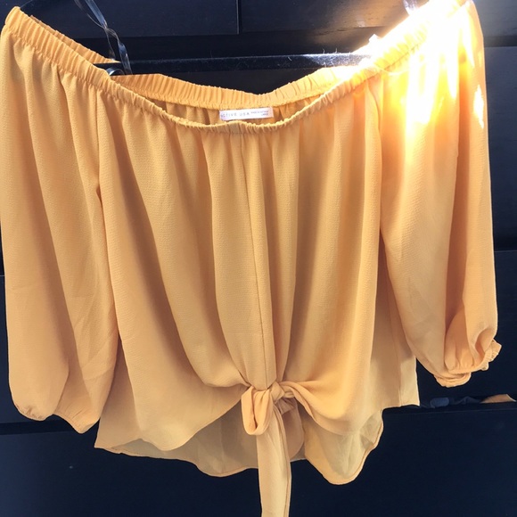 Active USA Tops - Yellow off the shoulder Flowy top